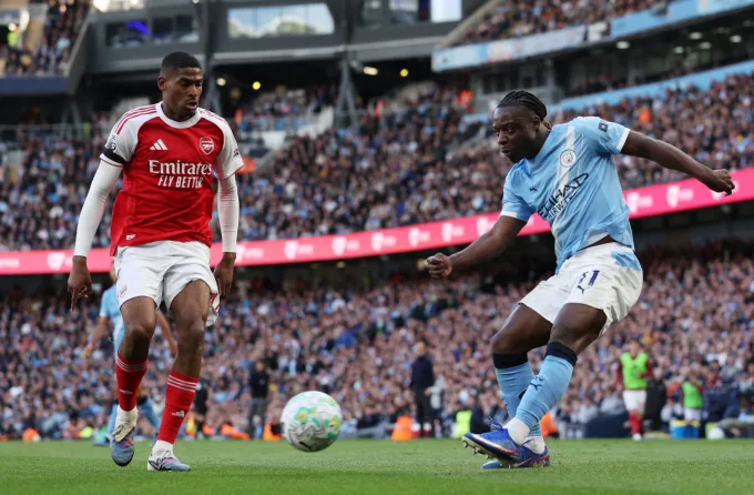 Jeremy Doku (áo xanh) đối đầu Cristhian Mosquera trong trận Man City thắng Arsenal 2-1 ở vòng 33 Ngoại hạng Anh, trên sân Etihad, Manchester, Anh ngày 19/4. Ảnh: Reuters