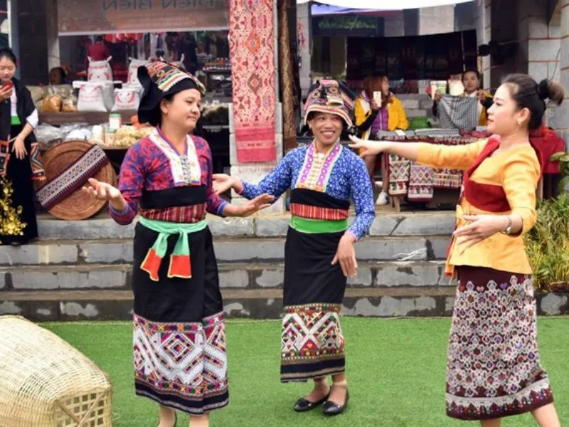 trang phuc truyen thong lao co gi dac sac kham pha tu a z